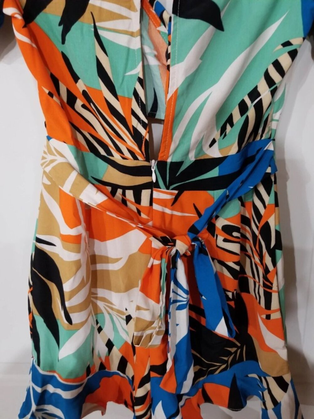 Lulumari Size Small V Neck Cut Out Ruffle Romper Tropica - Picture 2 of 7